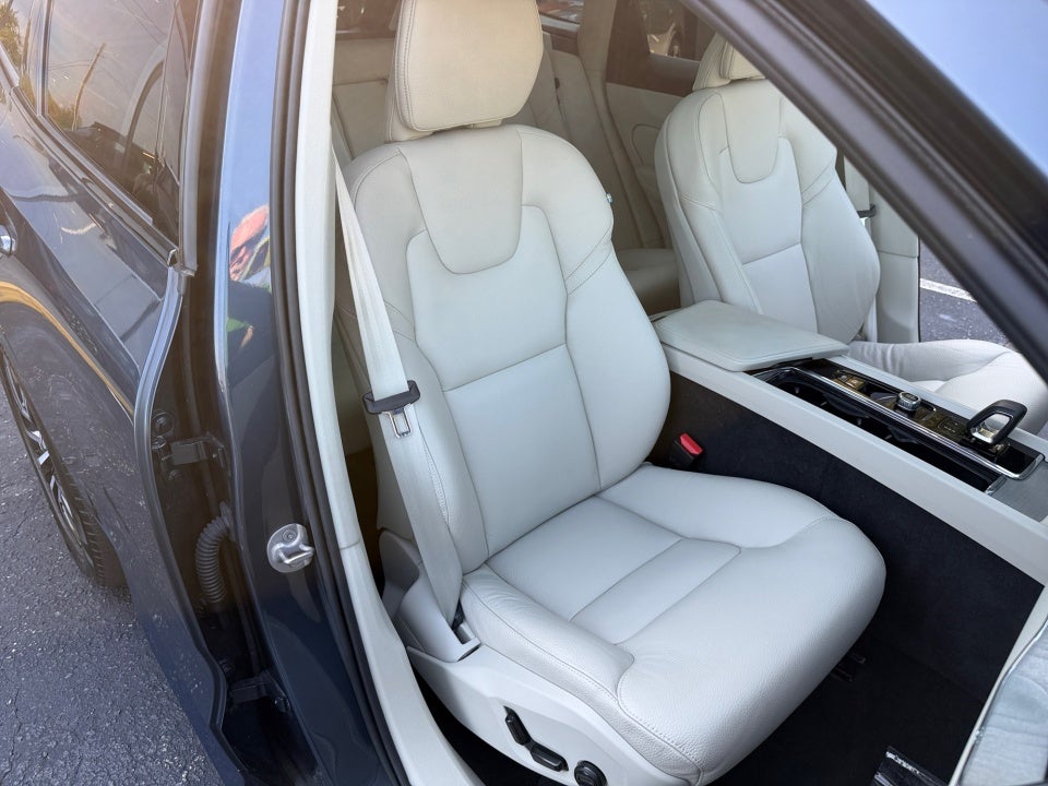 2024 Volvo XC60 Plus Dark Theme