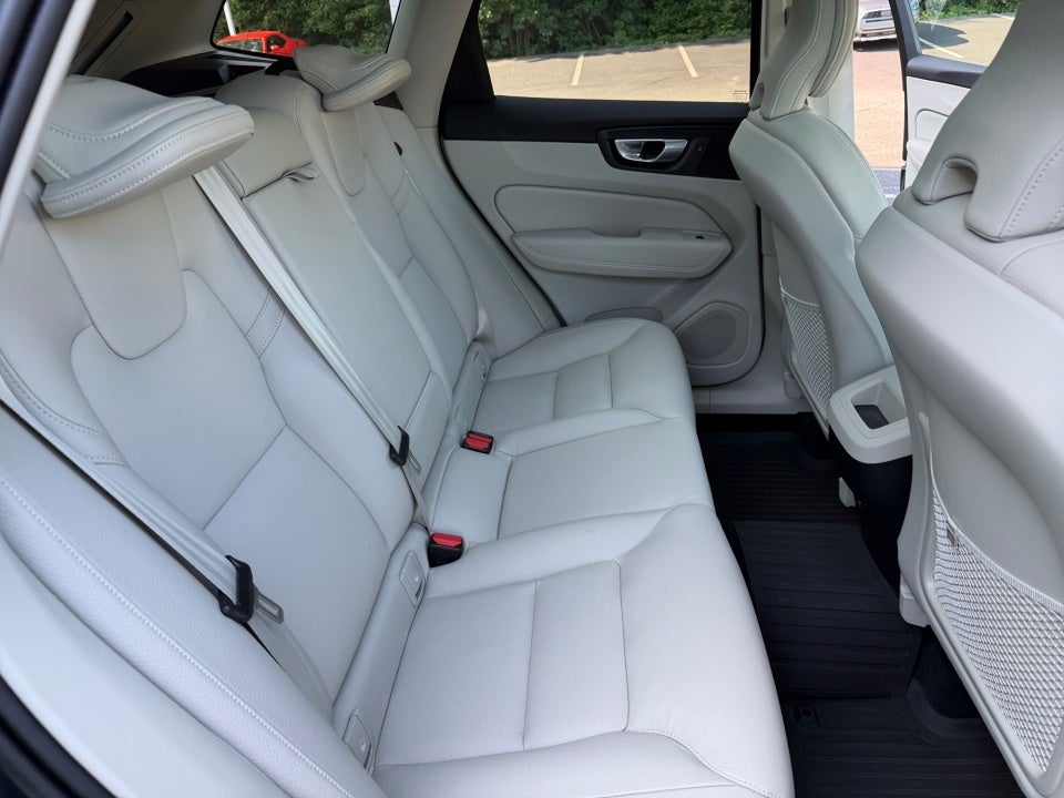 2024 Volvo XC60 Plus Dark Theme