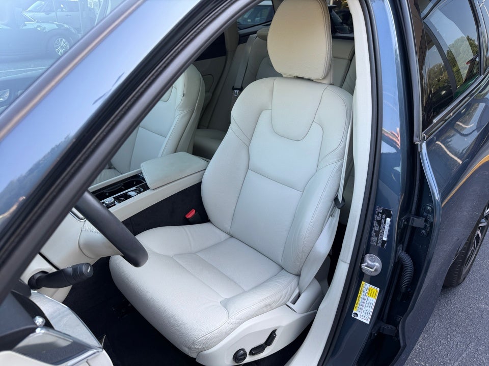 2024 Volvo XC60 Plus Dark Theme