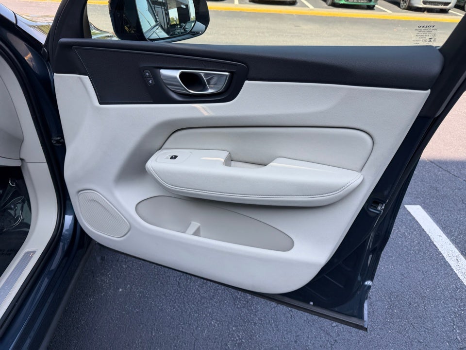 2024 Volvo XC60 Plus Dark Theme