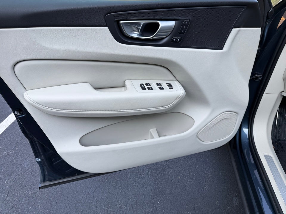 2024 Volvo XC60 Plus Dark Theme