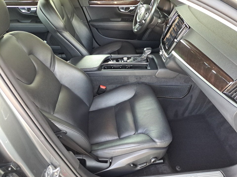 2017 Volvo S90 Momentum